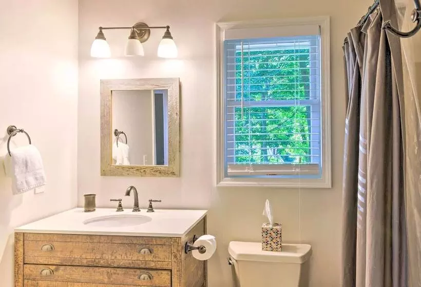 Highlands Home W/ Fireplace, Views, & Trails!