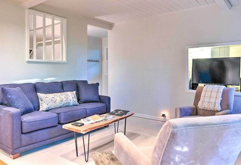 Highlands Home W/ Fireplace, Views, & Trails!