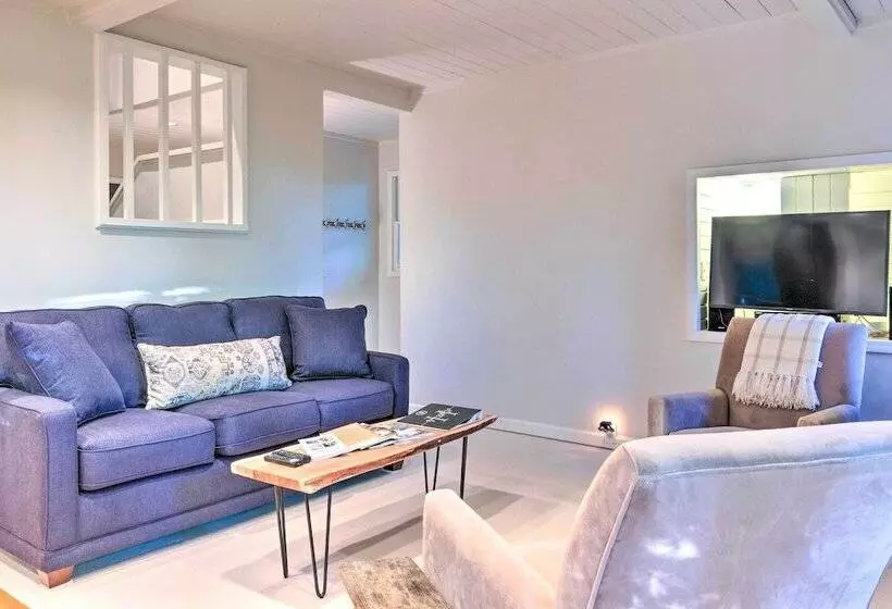 Highlands Home W/ Fireplace, Views, & Trails!