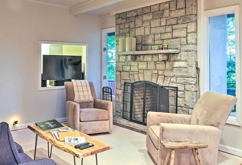 Highlands Home W/ Fireplace, Views, & Trails!