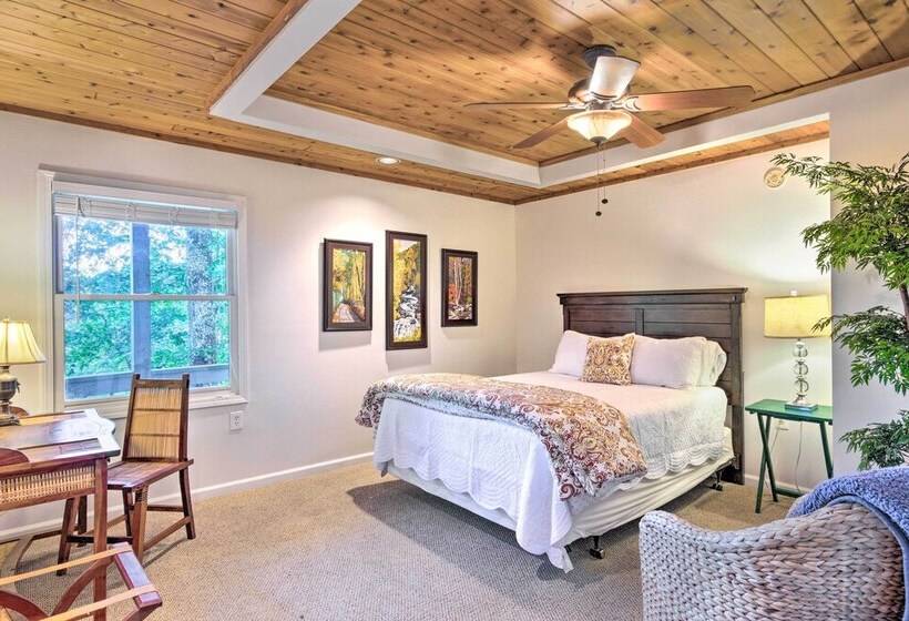 Highlands Home W/ Fireplace, Views, & Trails!