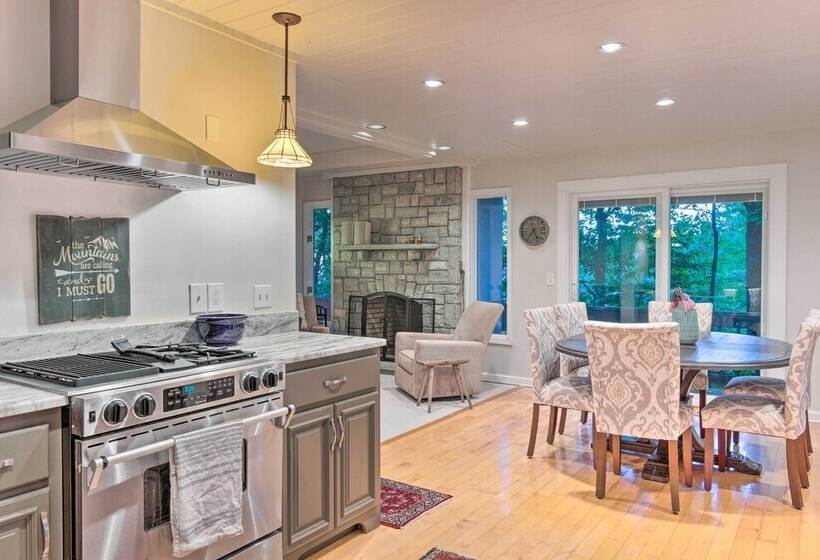 Highlands Home W/ Fireplace, Views, & Trails!