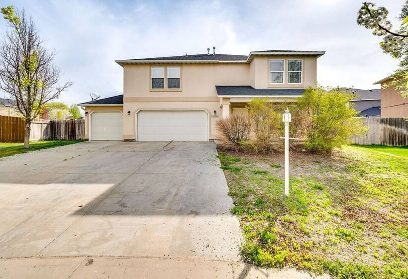 Ideally Located Nampa Home W/ Office Area & Patio!