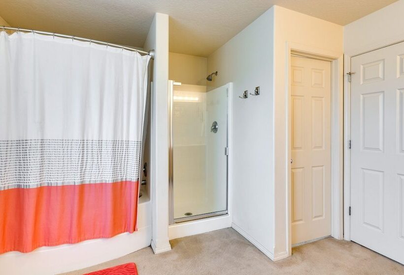 Ideally Located Nampa Home W/ Office Area & Patio!