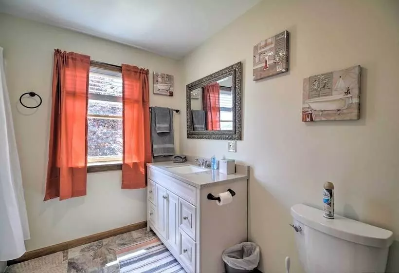 Lake Champlain Home W/ Decks, Kayaks & Fire Pit!