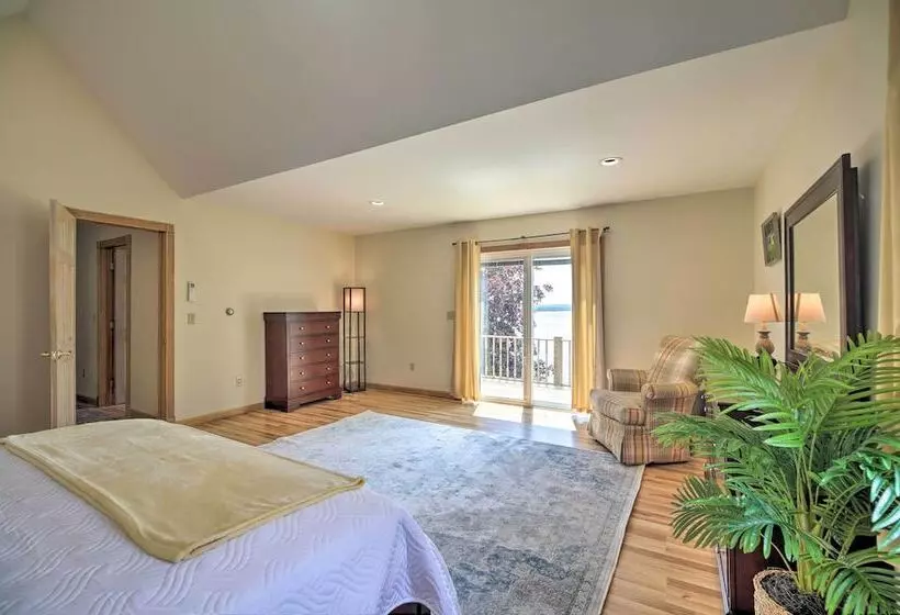 Lake Champlain Home W/ Decks, Kayaks & Fire Pit!