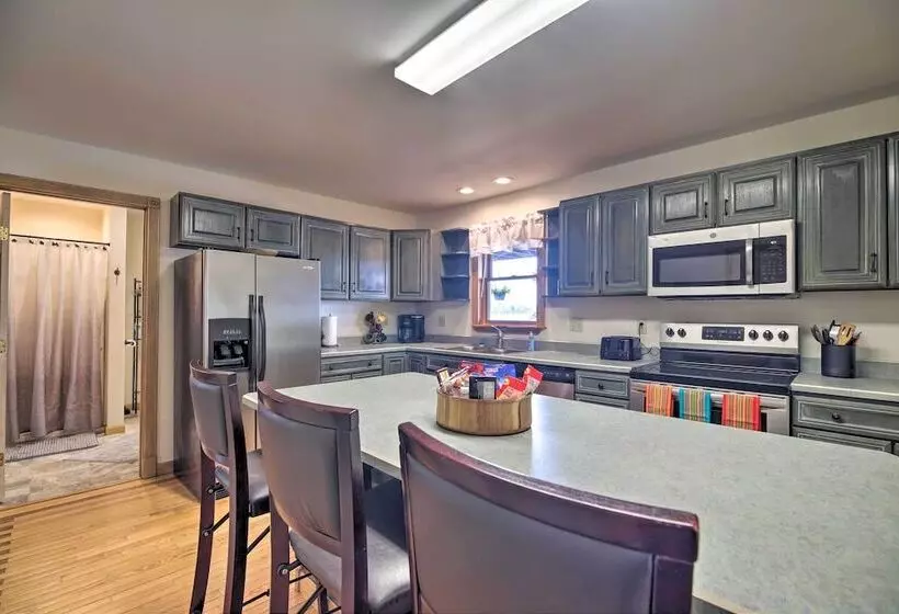 Lake Champlain Home W/ Decks, Kayaks & Fire Pit!