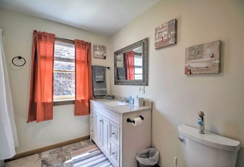 Lake Champlain Home W/ Decks, Kayaks & Fire Pit!