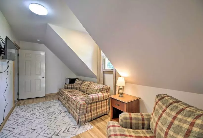 Lake Champlain Home W/ Decks, Kayaks & Fire Pit!