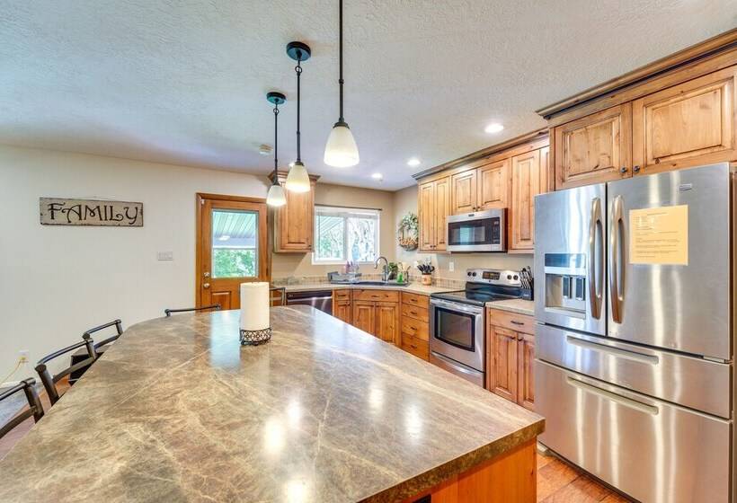 Lovely Twin Falls Home W/ Private Hot Tub!