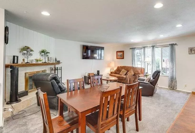 Lovely Twin Falls Home W/ Private Hot Tub!