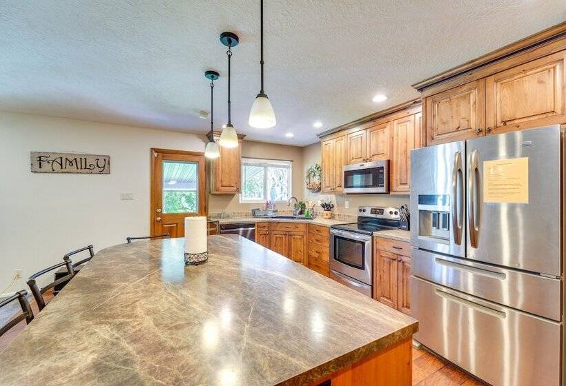 Lovely Twin Falls Home W/ Private Hot Tub!