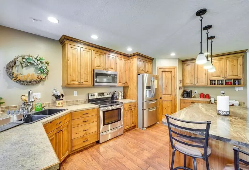 Lovely Twin Falls Home W/ Private Hot Tub!