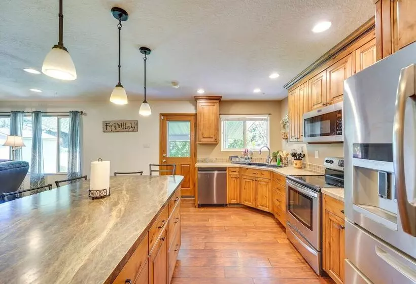 Lovely Twin Falls Home W/ Private Hot Tub!