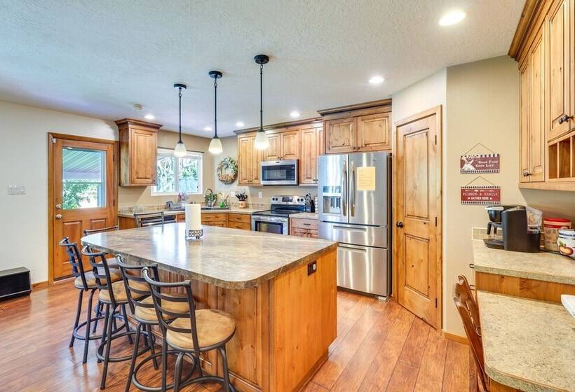 Lovely Twin Falls Home W/ Private Hot Tub!