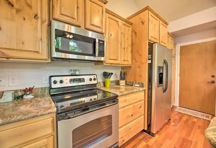 Wooded Yard, Gas Grill: Lush Pinetop Retreat