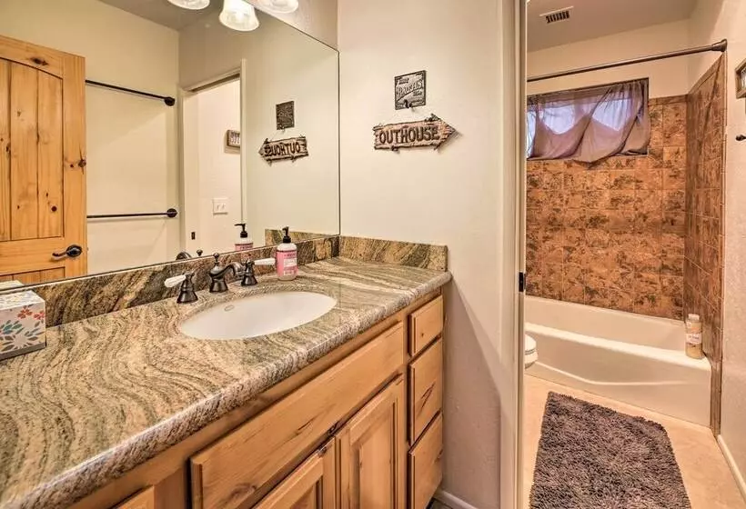 Wooded Yard, Gas Grill: Lush Pinetop Retreat