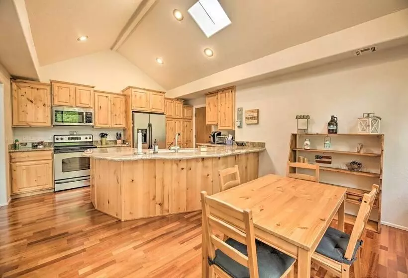 Wooded Yard, Gas Grill: Lush Pinetop Retreat