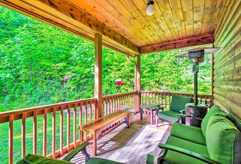 3 Mi To Museums: Smoky Mountains Cabin W/ Deck