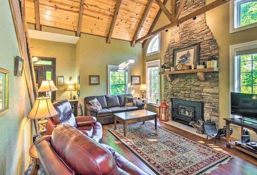 3 Mi To Museums: Smoky Mountains Cabin W/ Deck