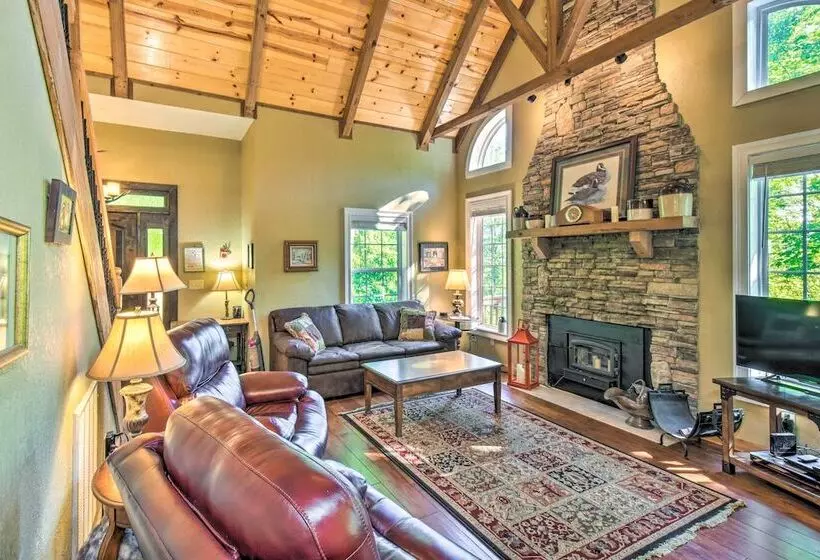 3 Mi To Museums: Smoky Mountains Cabin W/ Deck