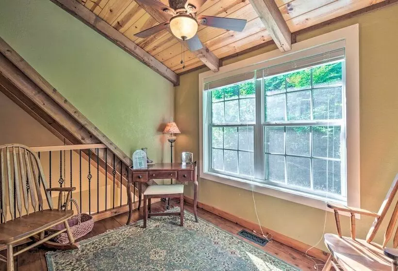 3 Mi To Museums: Smoky Mountains Cabin W/ Deck