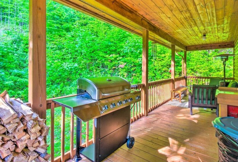 3 Mi To Museums: Smoky Mountains Cabin W/ Deck