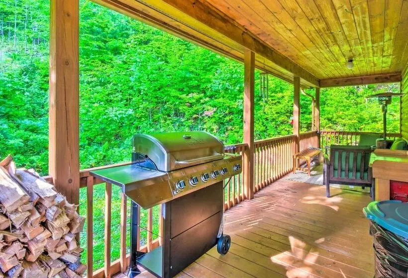 3 Mi To Museums: Smoky Mountains Cabin W/ Deck