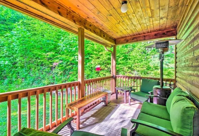 3 Mi To Museums: Smoky Mountains Cabin W/ Deck