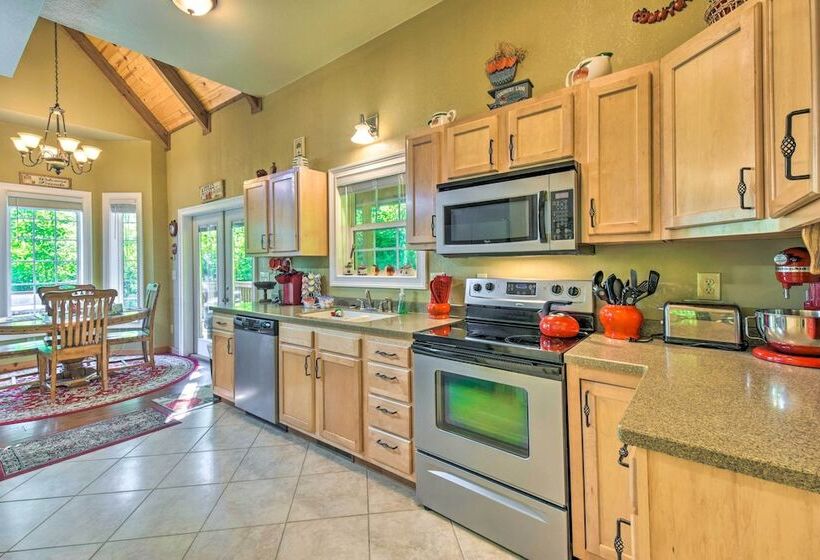 3 Mi To Museums: Smoky Mountains Cabin W/ Deck