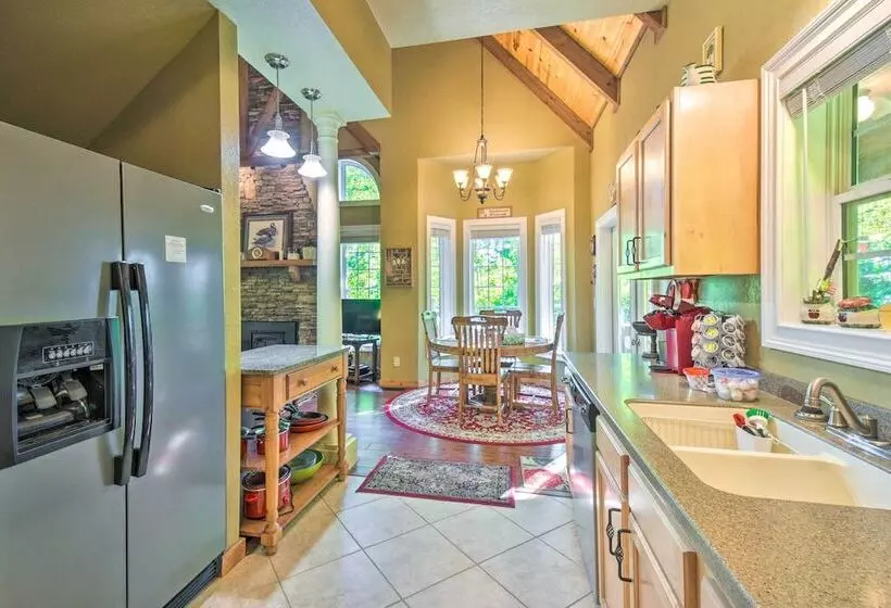 3 Mi To Museums: Smoky Mountains Cabin W/ Deck