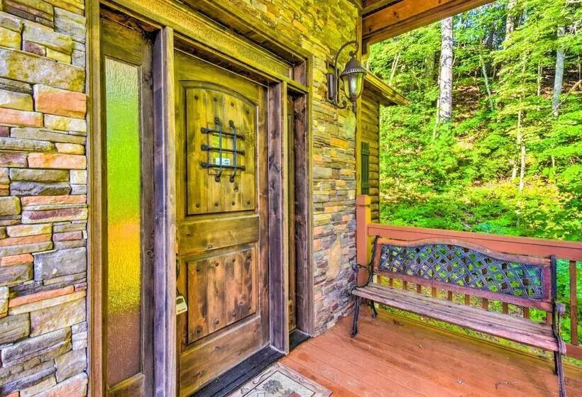 3 Mi To Museums: Smoky Mountains Cabin W/ Deck