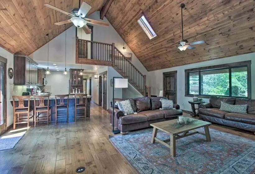 Pinetop Cabin: Hot Tub, Deck, Grill, & Game Room!