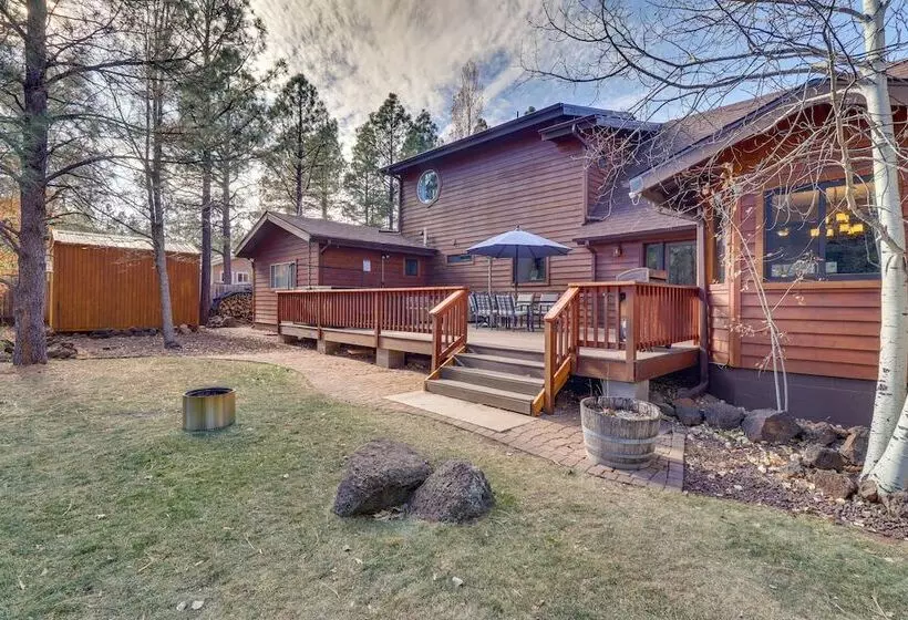 Pinetop Cabin: Hot Tub, Deck, Grill, & Game Room!