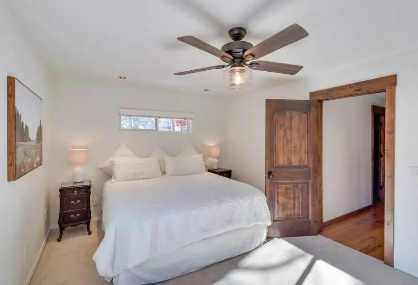 Pinetop Cabin: Hot Tub, Deck, Grill, & Game Room!