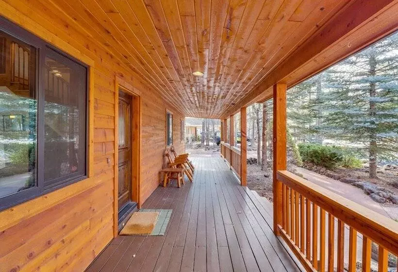 Pinetop Cabin: Hot Tub, Deck, Grill, & Game Room!