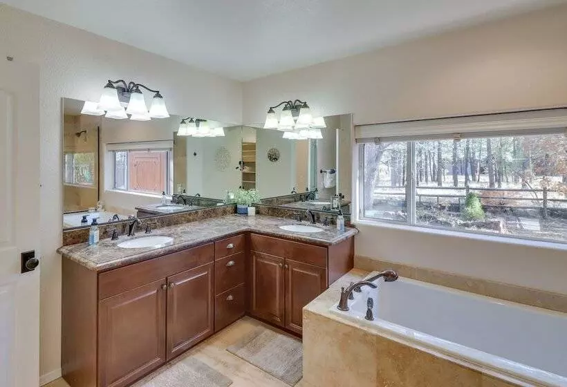 Pinetop Cabin: Hot Tub, Deck, Grill, & Game Room!