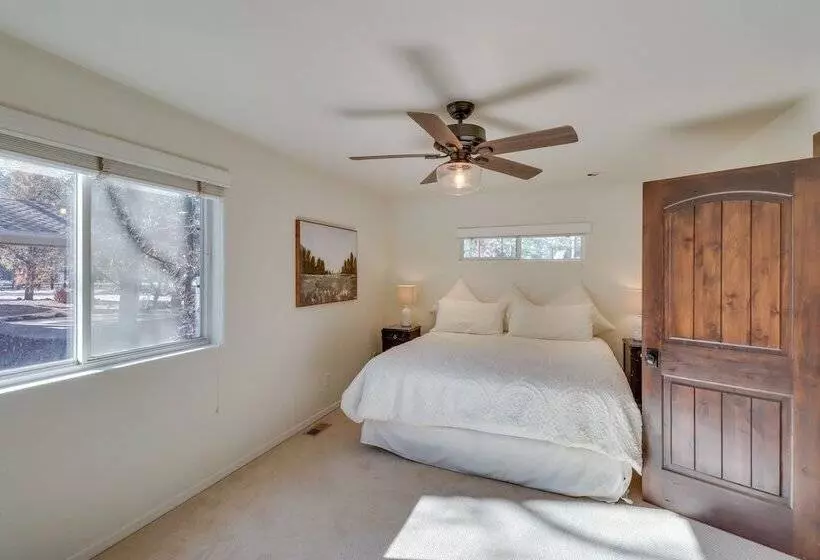 Pinetop Cabin: Hot Tub, Deck, Grill, & Game Room!
