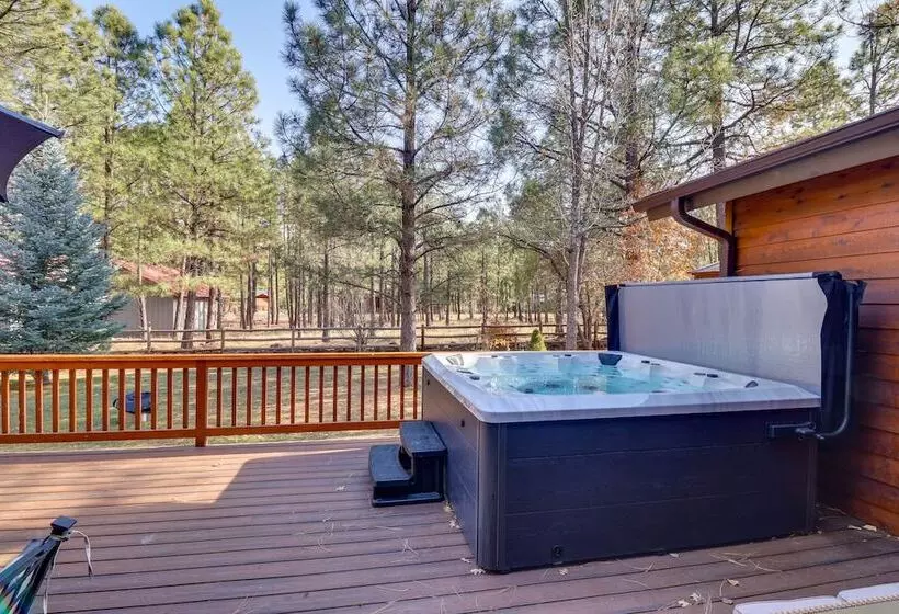 Pinetop Cabin: Hot Tub, Deck, Grill, & Game Room!