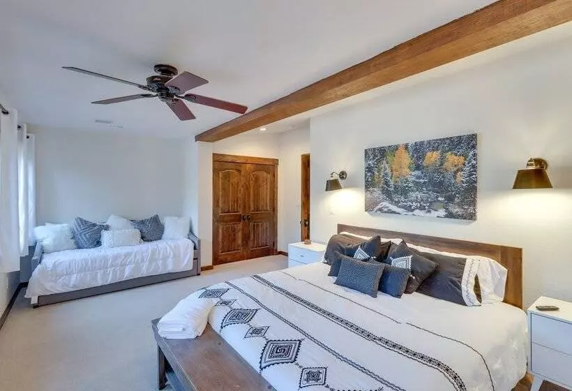 Pinetop Cabin: Hot Tub, Deck, Grill, & Game Room!