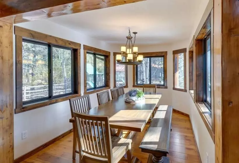 Pinetop Cabin: Hot Tub, Deck, Grill, & Game Room!