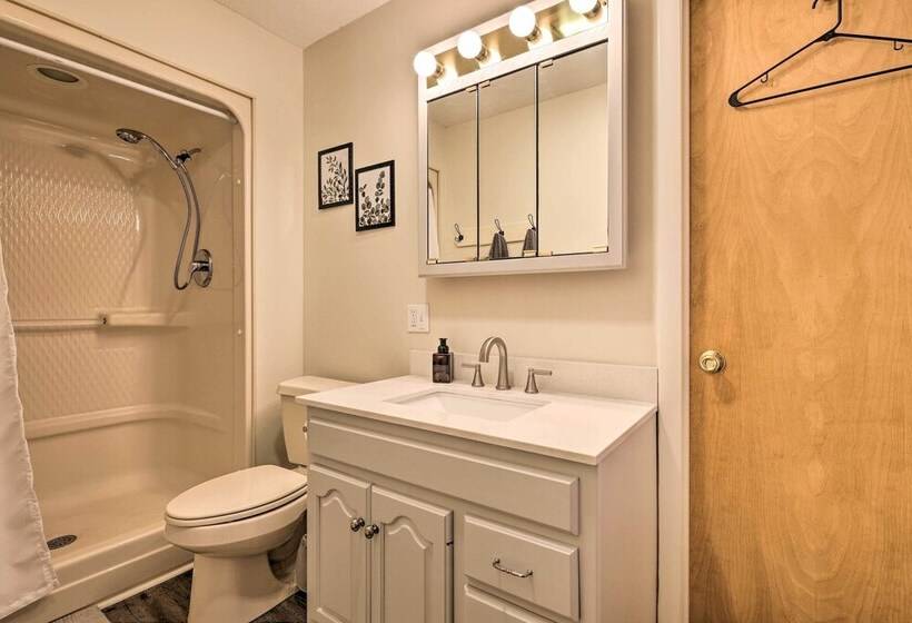 Cozy Poconos Ranch Home W/ Pool Access, Near Lake!