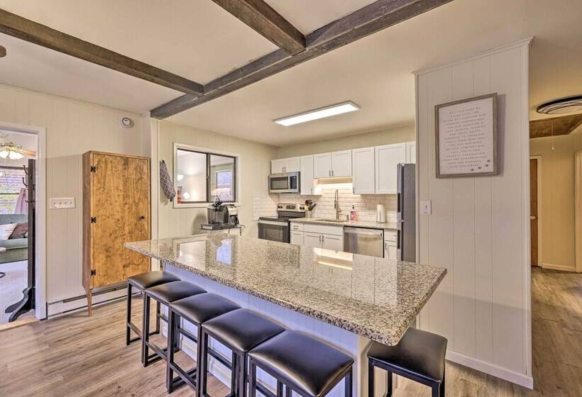 Cozy Poconos Ranch Home W/ Pool Access, Near Lake!