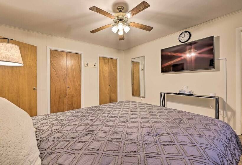 Cozy Poconos Ranch Home W/ Pool Access, Near Lake!