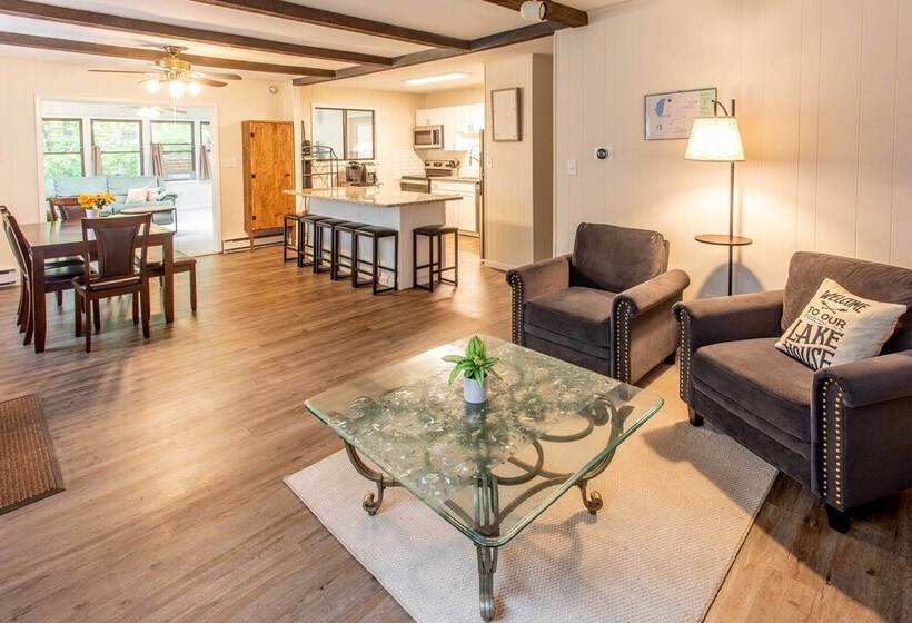 Cozy Poconos Ranch Home W/ Pool Access, Near Lake!