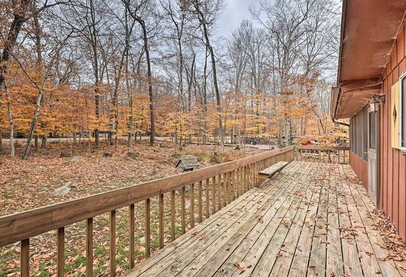 Cozy Poconos Ranch Home W/ Pool Access, Near Lake!