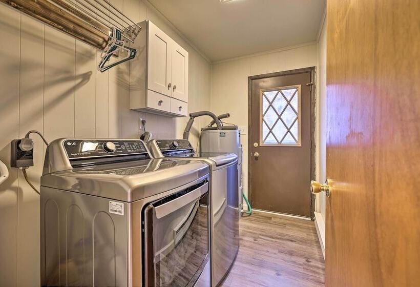 Cozy Poconos Ranch Home W/ Pool Access, Near Lake!