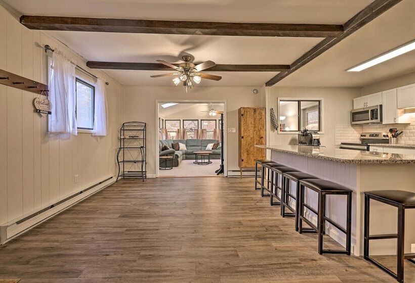 Cozy Poconos Ranch Home W/ Pool Access, Near Lake!