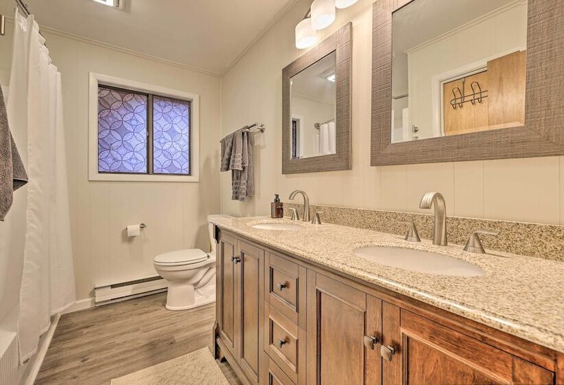 Cozy Poconos Ranch Home W/ Pool Access, Near Lake!