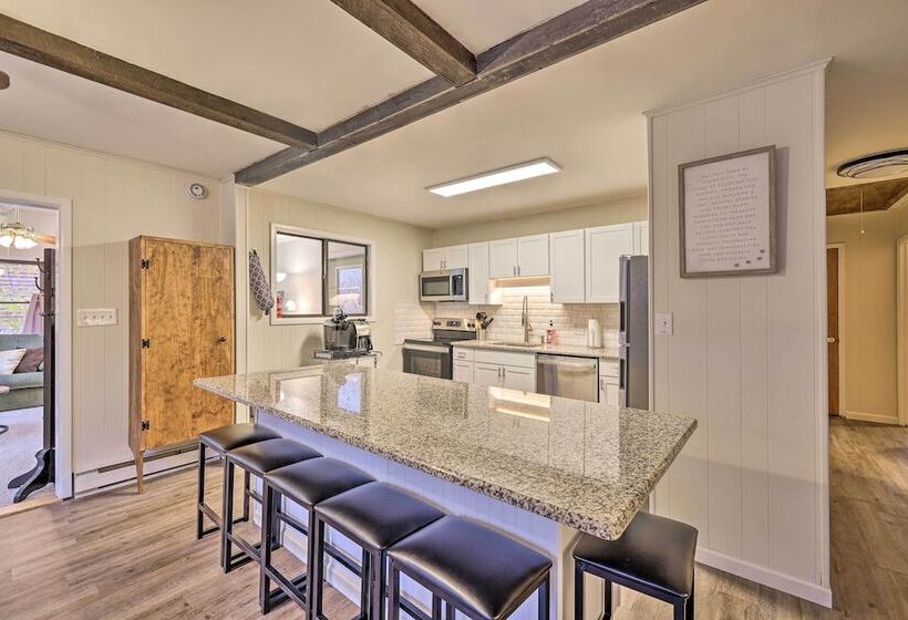 Cozy Poconos Ranch Home W/ Pool Access, Near Lake!